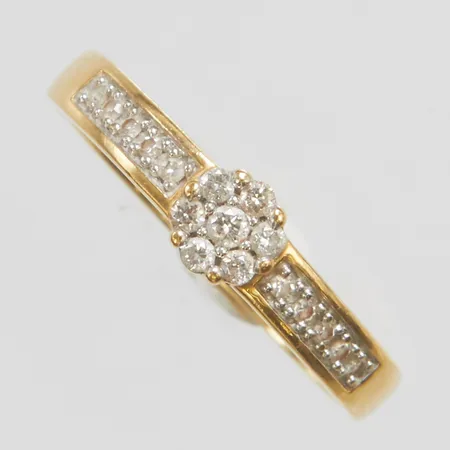 Ring, diamanter 17 x ca 0,005-0,02ct, stl 16¼, bredd 2,5-4,5mm, GHA, 18K Vikt: 2,4 g