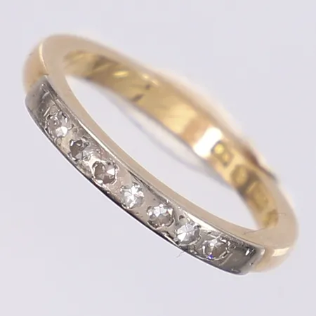 Ring med dia 7x0,02ct, stl 17, bredd 2mm, gravyr, 18K Vikt: 3,6 g