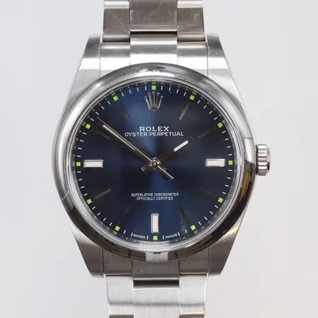 Herrur Rolex Oyster Perpetual 39 ref nr. 114300 snr. M4Y57796, cal 3132, verks nr. 86EM1431 med Oysterlänk, med box, cert (Bergströms 2017), ytterkartong, smärre repor och slitage