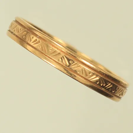 Ring med mönster, stl 21½, bredd 4mm, gravyr, 18K, 3,5g Vikt: 3,5 g