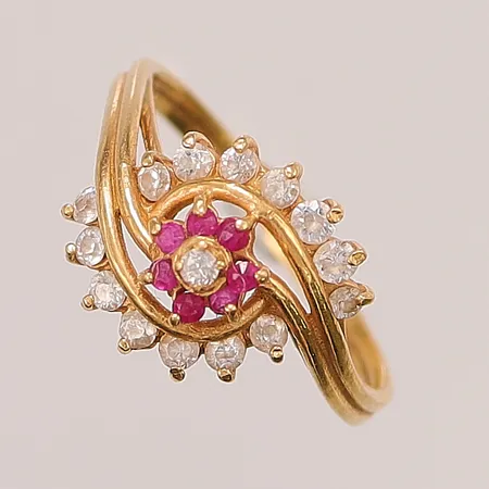Ring, röda och vita stenar, Ø17½, bredd: 1,9-12,5mm, 18K, 3,3g.