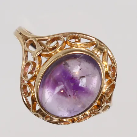 Ring med lila sten, stl 19¼, bredd 1-21mm, 18K, bruttovikt  Vikt: 3,5 g
