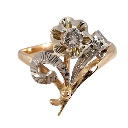 Diamantring, 14K guld, dekor i vitguld, Diamant 0,13ct, Ø17¾ mm, bredd 2,5 - 17,5 mm, fint skick Vikt: 3,5 g