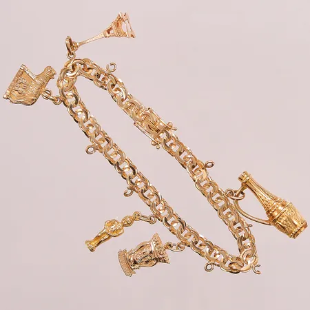 Armband, Bismarck, 18cm, bredd: 5,3mm, 5 berlocker, öglor för ytterligare 6st, 18K, 17,2g.