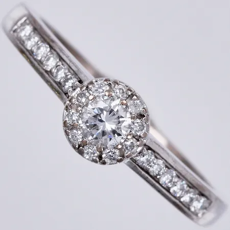 Ring med diamanter ca 1x0,15ct, 22x0,01ct, stl: ca 17½, bredd: ca 2-6mm, GHA, 18K  Vikt: 3,4 g