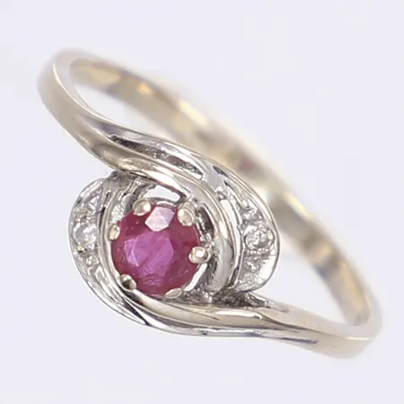 Ring med diamanter 2x ca 0,01ct samt röd sten troligen rubin, stl 18½, bredd 2-8mm, importstämplad, vitguld 18K Vikt: 2,3 g