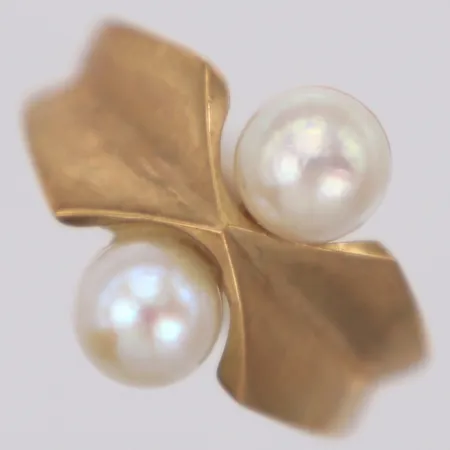 Ring med odlade pärlor Ø5,8mm, stl 16, bredd 3-14mm, svag gravyr, 18K  Vikt: 5,5 g
