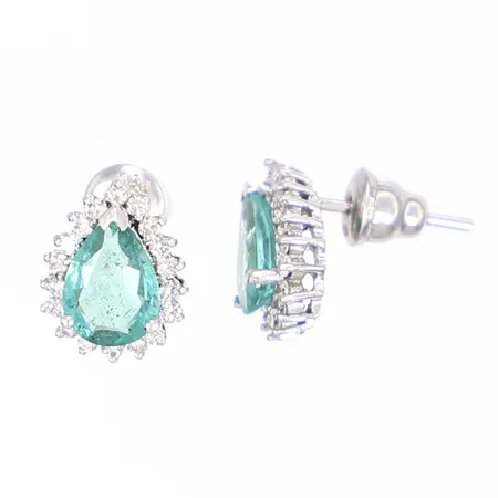 Ett par örhängen med diamanter 36x ca 0,01ct samt droppslipade smaragder 2x ca 0,60ct (ljus färg), 11x9mm, vitguld 18K Vikt: 2,9 g