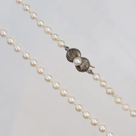Collier med odlade saltvattenpärlor, troligen Akoya, 47cm Ø4,5-5mm, i behov av omträdning, lås i silver 835/1000 Vikt: 12,3 g