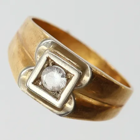 Klackring med vit sten, stl 23½, ca bredd 4,5-11,5mm, vitguldsdetaljer, skadad sten, skev skena. 18K  Vikt: 13,8 g