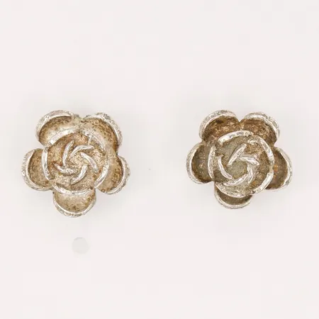 Ett par örhängen blommor, bredd 8mm, silver  Vikt: 2 g