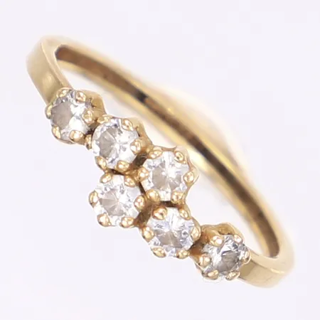Ring med vita stenar, stl 17¾, bredd 2-6mm, GHA, bucklig, 18K Vikt: 1,1 g
