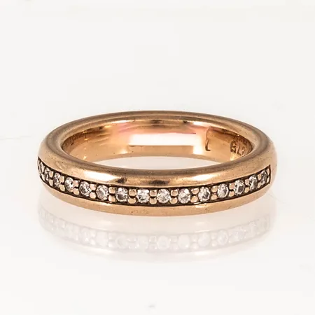 Ring i 9K guld med 15 x 0,01ct briljantslipade diamanter. Den är i storlek 15¾, är 4 mm bred och väger 4,5g. Stämplad BÖS (Schalins Ringar, Östersund), 375. Garvyr.