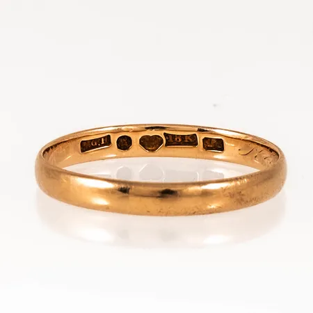 Graverad ring i 18K guld. Vikt: 3,3g. 