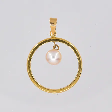 Hänge med pärla, Ø 20,4mm, omgjord ring, graverad, 18/20K Vikt: 3,7 g