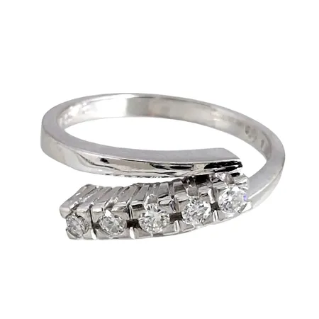 Diamantring, 18K vitguld, Diamanter 5 st - totalt 0,18ct, stämplat på skenans insida, Guldvaruaktiebolaget G. Dahlgren & Co Ab (Gd&Co), Malmö, svensk kontrollstämpel, Ø17¾ mm, bredd 2-6 mm Vikt: 4,1 g