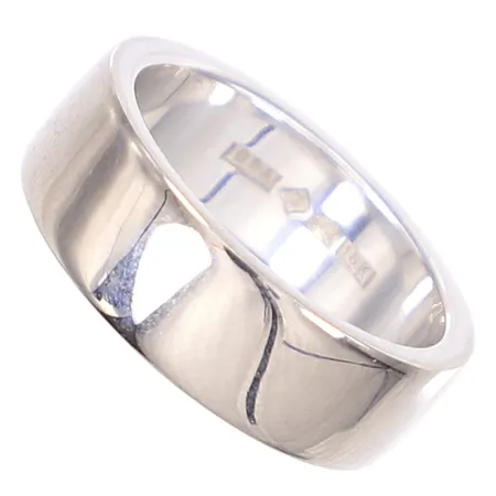 Ring, slät, stl 18½, bredd 7mm, svenska stämplar, vitguld 18K Vikt: 13,2 g