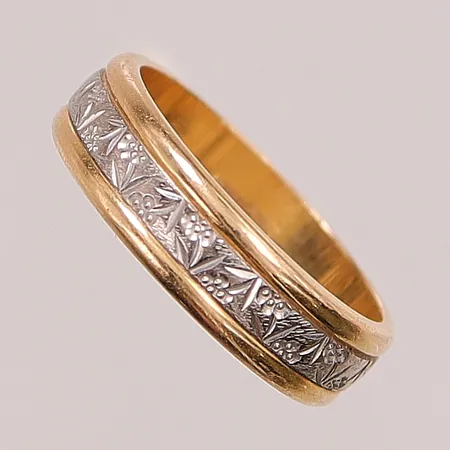 Ring, Ø17½, bredd: 5,4mm, vitguldsdetaljer, gravyr, 18K, 6,0g.