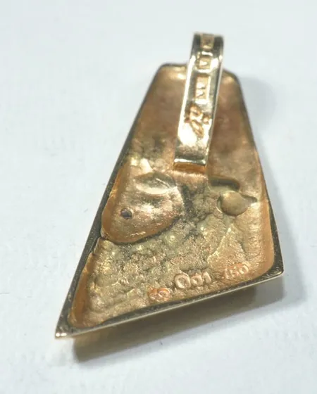Hänge stämplad BEH, 1 diamant 0,01ct, L 2,5 cm  Bredd 5-13mm 18k Vikt: 2 g