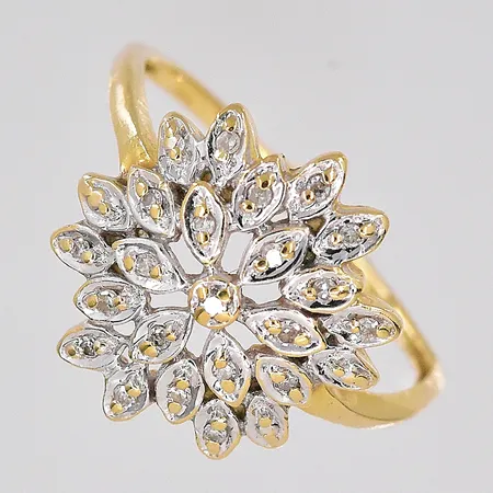 Ring, diamanter 0,10ctv enligt gravyr, stl 17, Ø 14,5mm, bucklig skena, GHA, 18K Vikt: 2,9 g