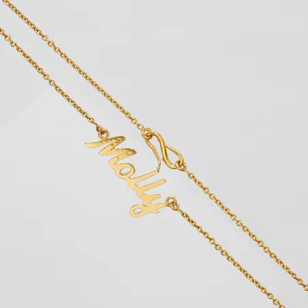 Collier, integrerat namnhänge Molly, längd ca 44,5cm, bredd 1-13mm, ojämnheter på länk, 18K Vikt: 6,9 g