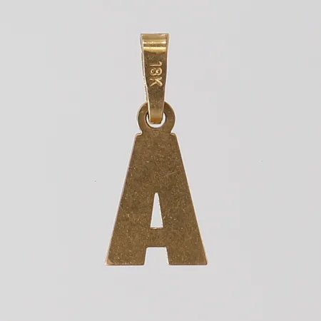 Hänge bokstav A, ca 15x7mm inkl ögla. 18K  Vikt: 0,4 g
