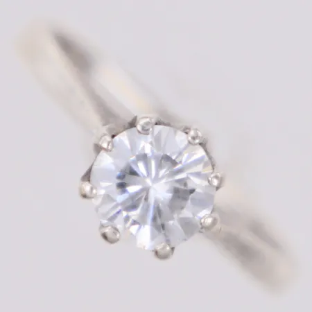 Ring med vit sten, stl 15½, bredd 1,7-7,2mm, skev, silver 925/1000 Vikt: 2,1 g