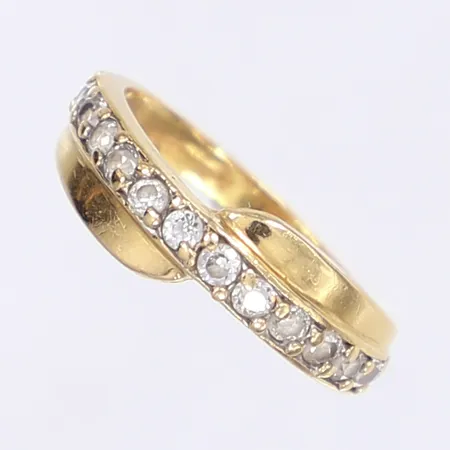 Ring med vita stenar, stl 17, bredd 2-5mm, 18K Vikt: 2,4 g