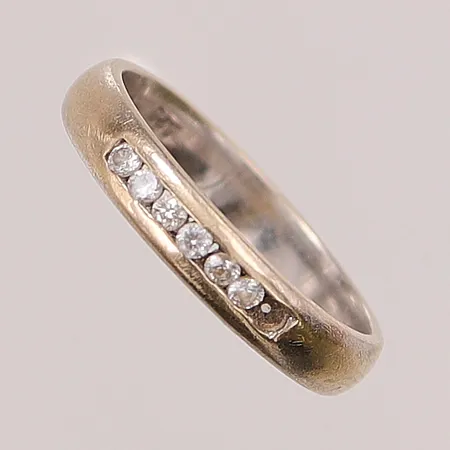 Ring, vita stenar, Ø17½, bredd: 3,8mm, en sten saknas, vitguld, rodieringsbehov, 14K, 3,2g.