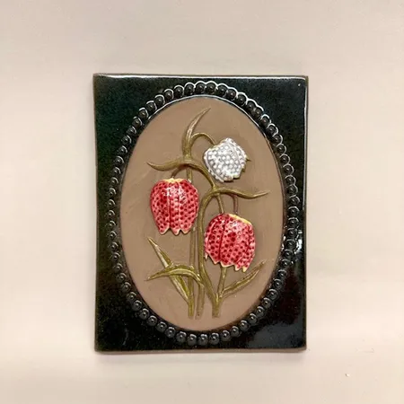 Väggplakett, 17x13cm, Kungsängslilja, Upplands landskapsblomma, 886, Jie Keramik, Gantofta  Skickas med paket.