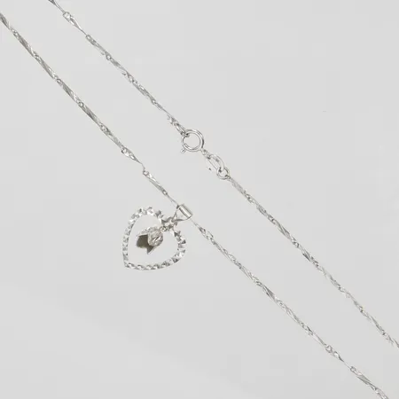 Kedja, längd ca 39cm, bredd 1,2mm, hänge hjärta, längd ca 19mm inkl ögla, bredd 14,5mm, vitguld, skadad länk, 18K Vikt: 3,4 g