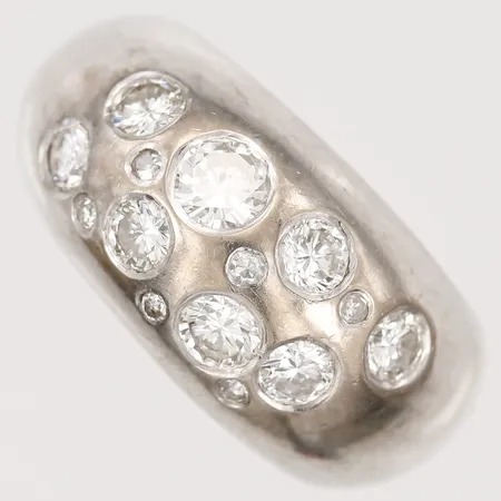 Ring med åttkantslipade diamanter 6 x ca 0,02ct, 6 x ca 0,016ct, 1 x ca 0,23ct, 1 x ca 0,35ct, stl: 19, bredd: 6-12mm, Almen Guldatelje Bo, Stockholm, bruksslitage, 18K vitguld.  Vikt: 10,2 g
