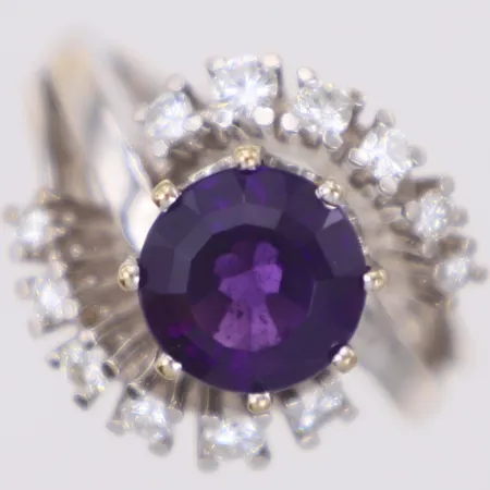 Ring med ametist och diamanter 12xca0,03ct, stl 17½, bredd 2,4-16,7mm, svensk importstämpel, vitguld, 18K Vikt: 10,3 g