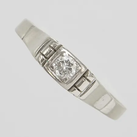 Ring, briljantslipad diamant 1 x ca 0,11ct, stl 17¾, bredd 1-4mm, vitguld, bör omrodieras, 18K Vikt: 2,2 g