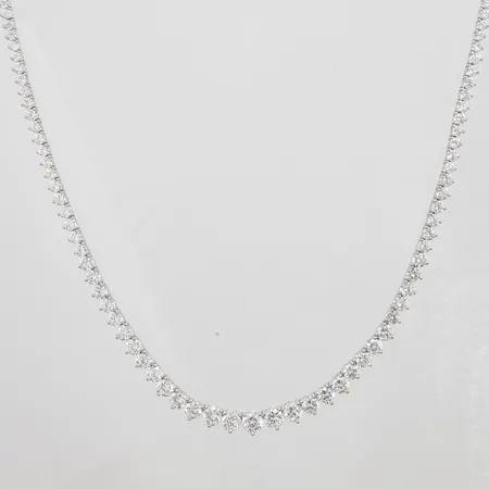 Collier, vita stenar, doserad, längd ca 39cm, bredd 3,5-7,2mm, 925/1000 silver, bruttovikt: 27,8g Vikt: 27,8 g