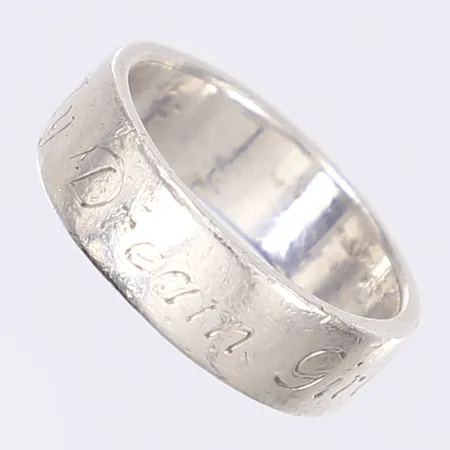 Ring, stl 17½, bredd 6mm, gravyr på insida och utsida av skenan, påtagligt slitage, silver 925/1000 Vikt: 5,2 g