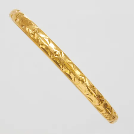 Armring, mönsterdekor, Ø 66,5mm, bredd 5,5mm, skev, mindre bucklor, 21K Vikt: 12,1 g