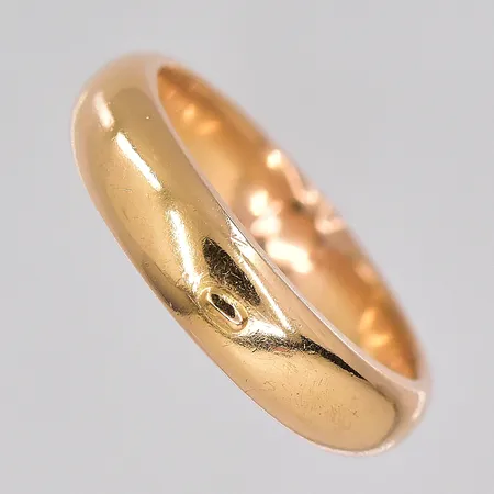 Ring, stl 17¼, bredd 4,8mm, klämd skena, defekt, 18K Vikt: 6,8 g