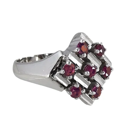 Ring, 18K vitguld, syntetiska Rubiner, 7 st,  Ø 2,5 mm, svensk kontrollstämpel, Ø16¾ mm, bredd 3-15 mm, frontens storlek 15x15 mm, fint skick Vikt: 6 g