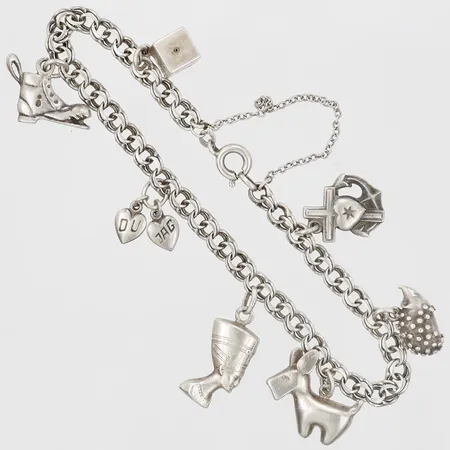 Armband Bismarck med sju berlocker, längd ca: 18,5cm, bredd: 5mm, smärre bruksslitage, lagad låsögla, silver.  Vikt: 19,1 g