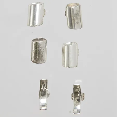 Tre par örhängen, längd ca 13,8-14,8mm, bredd 3,5-8mm, 925/1000 silver Vikt: 6,6 g