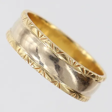 Ring, stl: 19½, bredd 6,5mm, tvåfärgat, gravyr, ostämplat, 14K.  Vikt: 5,3 g