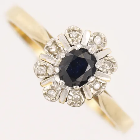 Ring med blå sten, möjligen safir och diamanter 8 x ca 0,005ct, stl 18½, bredd 2-10mm, 18K  Vikt: 3,3 g