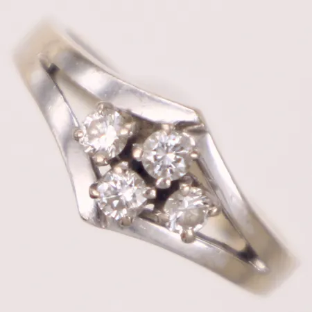 Ring stl 15¼, bredd 2-7mm, 4st diamanter totalt 0,26ctv, enligt gravyr, Guldia, vitguld, 18K Vikt: 3,3 g