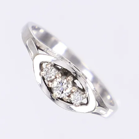 Ring med diamanter totalt 0,16ctv enl gravyr, stl 15½, bredd2-5mm, importstämplad, vitguld 18K Vikt: 2 g