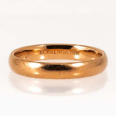 Graverad ring i 18K guld. Vikt: 5,4g. 