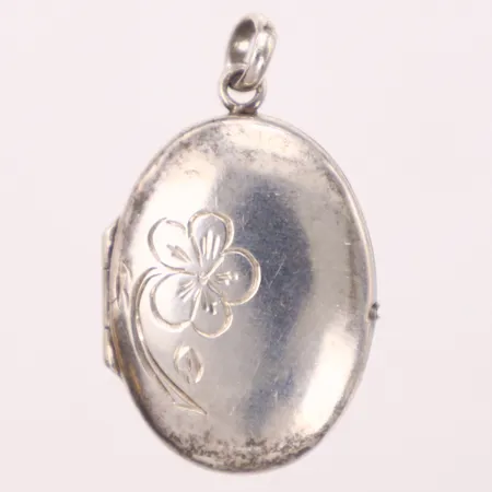 Hänge/medaljong med blomdekor, längd 34mm, bredd 20,2mm, öppningsbar, defekt lås, silver 925/1000 Vikt: 4,4 g