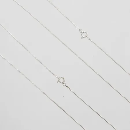 Två kedjor, ormlänkar, längd ca 41,5cm + 50cm, bredd 1mm, 925/1000 silver Vikt: 8,1 g