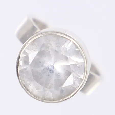 Ring med vit sten, stl 17, bredd 4-14mm, tillv. Cecilia-Ki Johansson, Göteborg 1964, silver 830/1000 Vikt: 8,1 g
