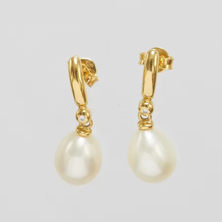 Ett par örhängen, odlade sötvattenpärlor, diamanter 2 x ca 0,005ct, längd ca 22mm, bredd 2,5-8,5mm, 18K, bruttovikt: 3,7g.